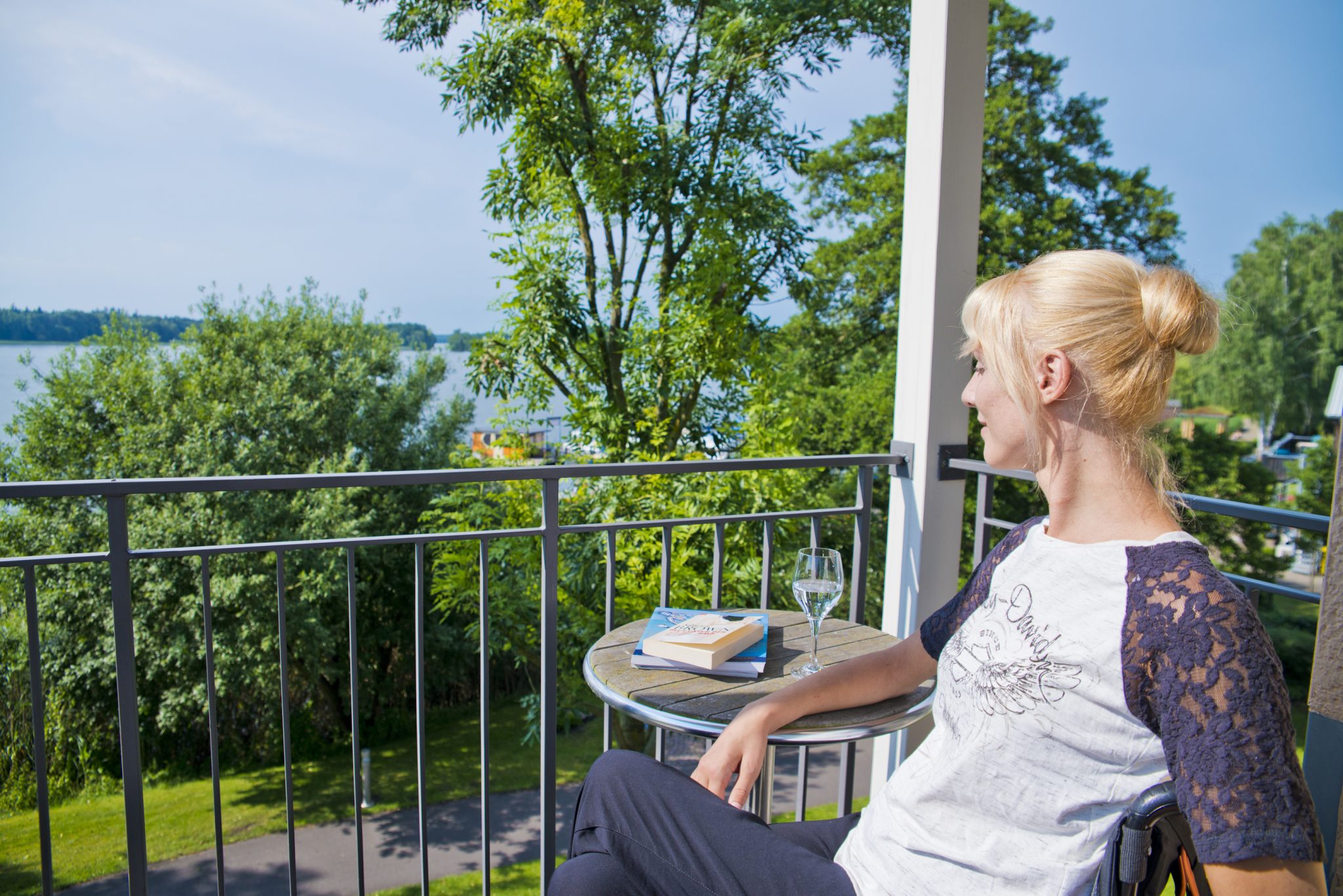 Frau_Balkon_Blick@Seehotel_RB