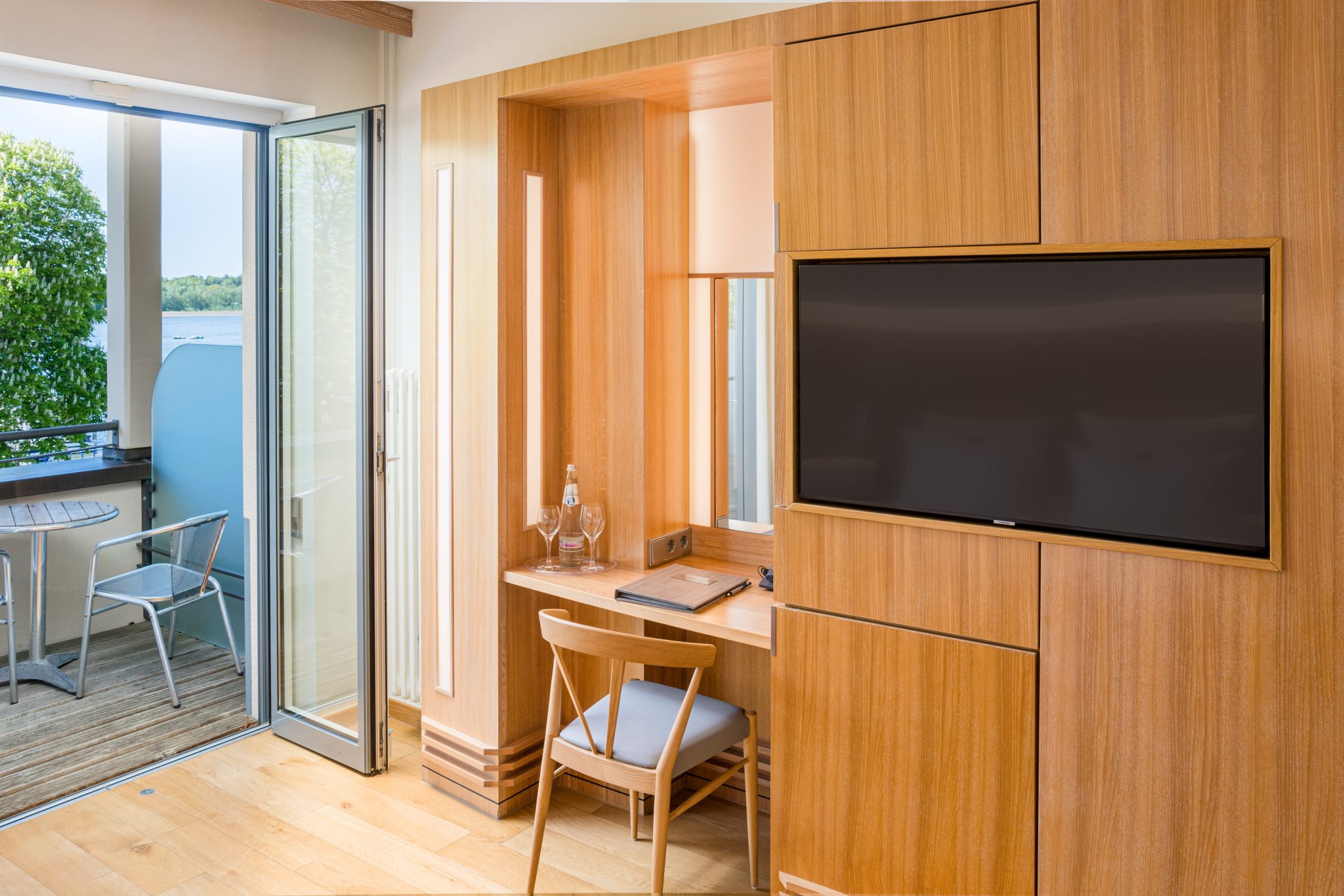 Superior_Seehotel Rheinsberg_TV Schreibtisch