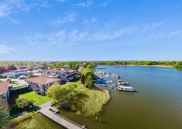 Drohne_Seehotel Rheinsberg_See Schilf und Hotel